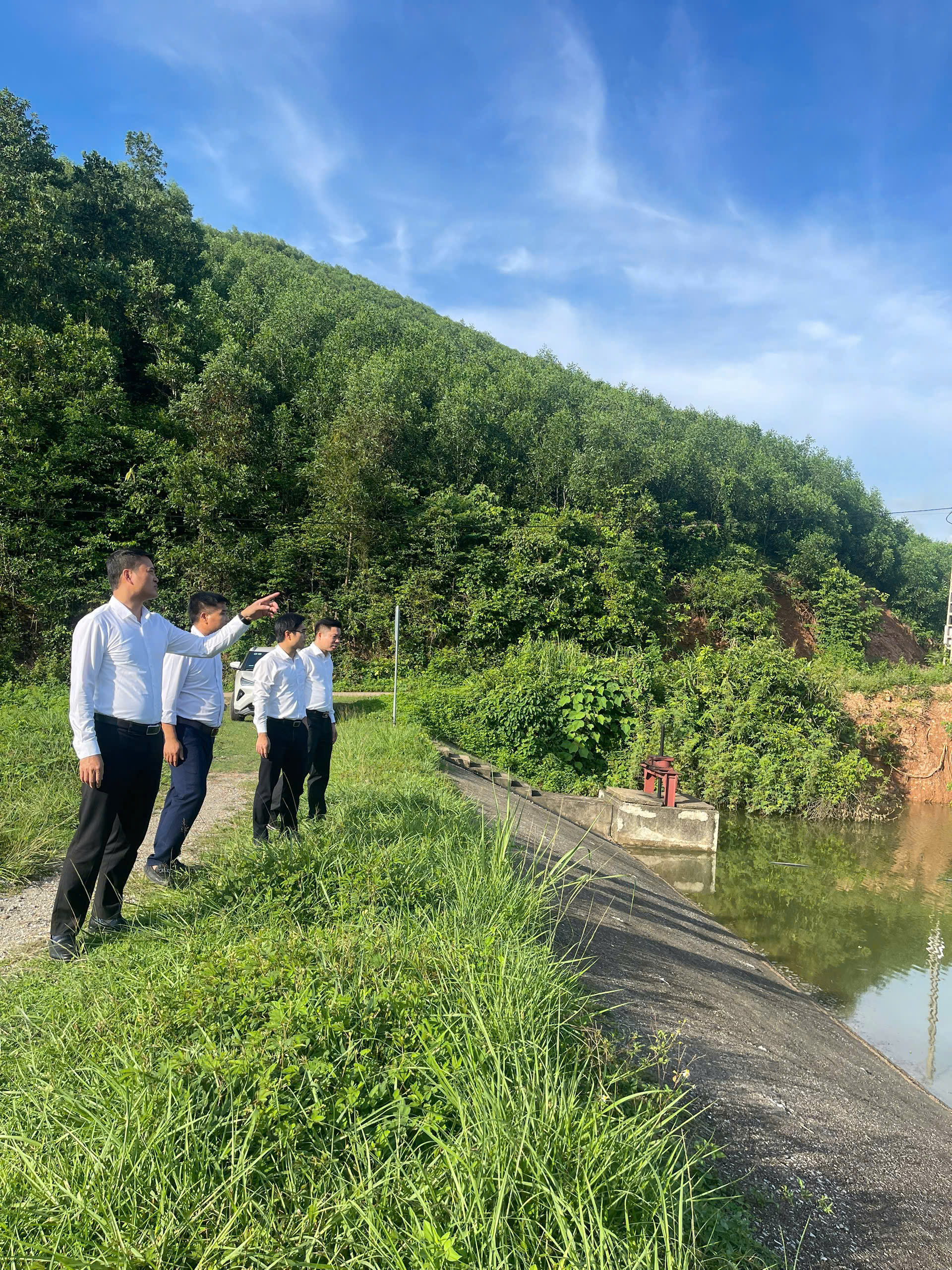 Các đồng chí lãnh đạo Đảng ủy và HĐND xã Đại Sơn kiểm tra khu vực Hồ Lân thôn Đá Cối