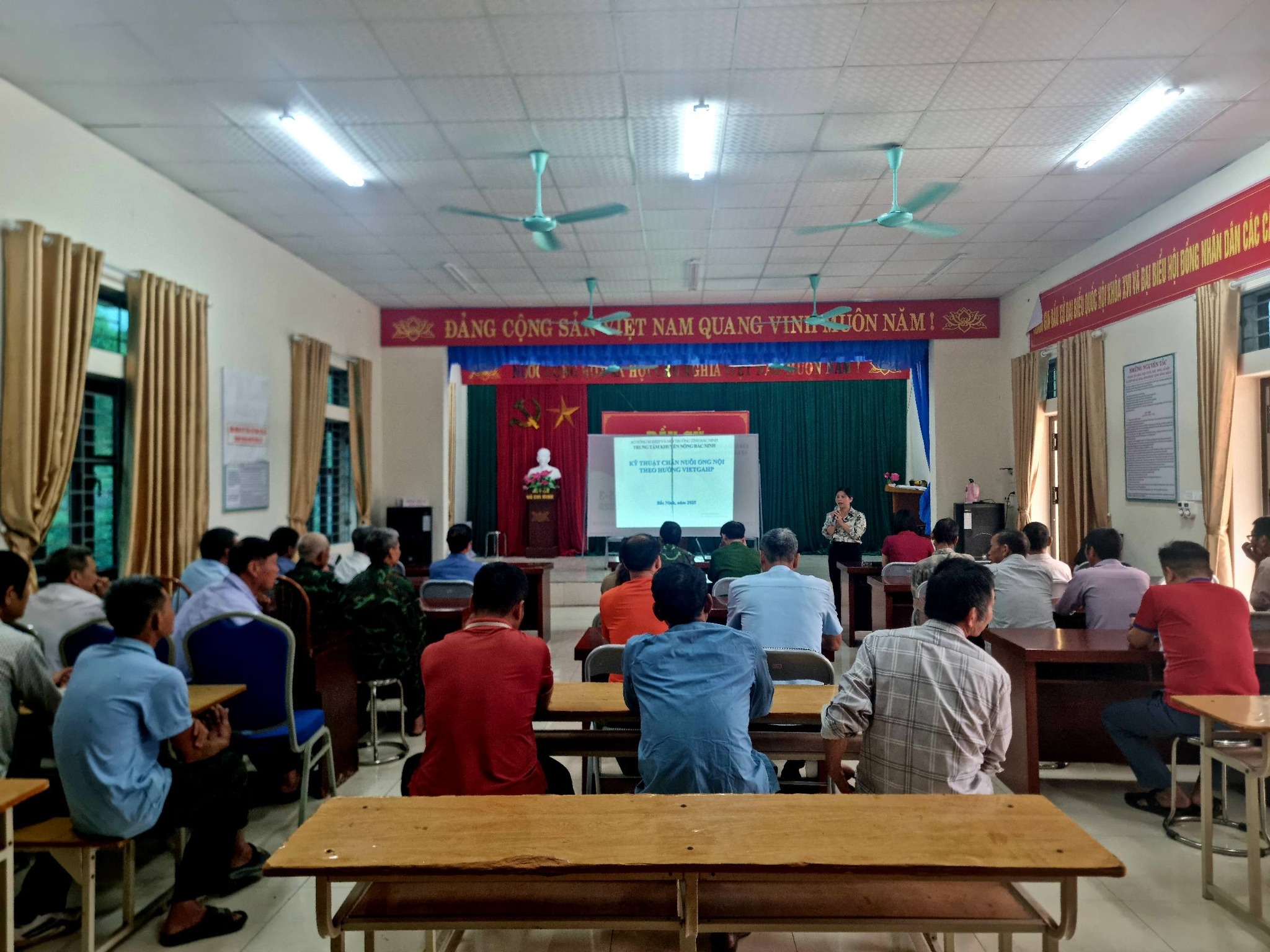 Tập huấn VietGAP trong chăn nuôi gà và ong nội tại Đại Sơn