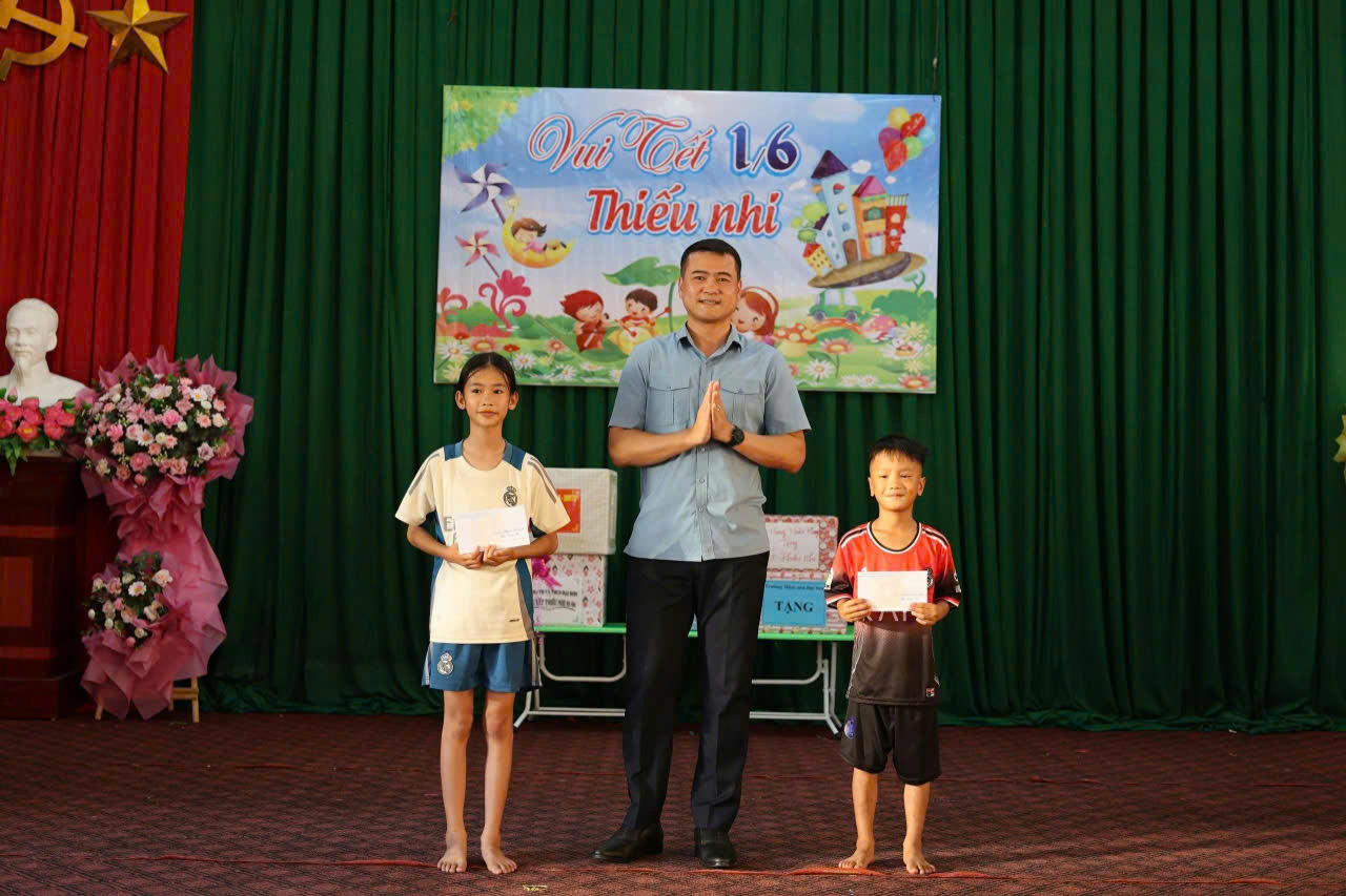 Lãnh đạo xã Đại Sơn thăm, tặng quà thiếu nhi nhân Ngày Quốc tế Thiếu nhi 1/6/2026